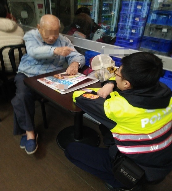 90歲老翁走失，家人遍尋不找報警，老翁看到警方拿照片找人，直呼「這不是我嗎？」（記者蘇金鳳翻攝）