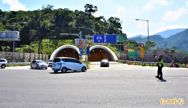 蘇花改蘇澳到東澳段本月五日通車，現僅開放小客車通行，但外傳有遊覽車乘客集資幫司機代繳罰款助闖關，被警方及公路總局否認。（記者張議晨攝）