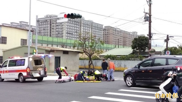 擦撞噴飛後，女騎士倒地不起。（記者余衡攝）