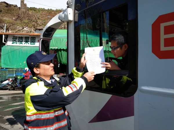 武陵農場櫻花季，和平分局派員加強宣導大客車駕駛安全。（和平分局提供）