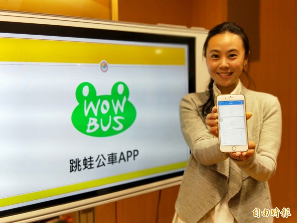 民眾透過「跳蛙公車APP」自行募集搭乘專車人數超過門檻，業者26日起將增闢2路線。（記者何玉華攝）