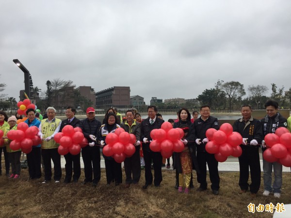 「社子埤塘生態公園」由桃園市長鄭文燦（中）主持啟用典禮。（記者周敏鴻攝）