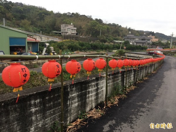 新竹縣寶山鄉將於3月2日舉辦傳承百年的「打中午」活動，新豐宮祭祀圈的遶境路線旁已經掛上整排紅燈籠，節慶氣氛濃厚。（記者蔡孟尚攝）