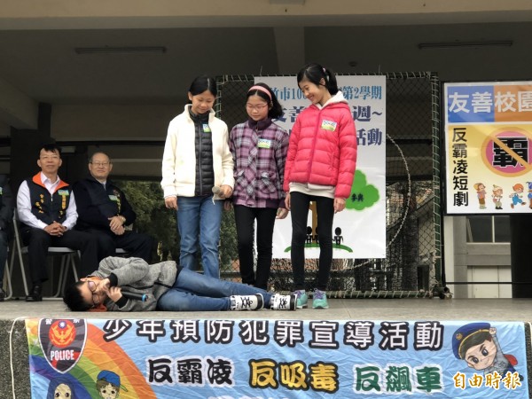 新興毒品包裝像「糖果」？！新竹市政府教育處和警察局少年隊今天舉行友善校園宣導活動，並利用擬真反毒宣導教具，提醒學童注意來路不明的糖果不能食用，也藉此認識包裹糖衣的毒品要小心。（記者洪美秀攝）