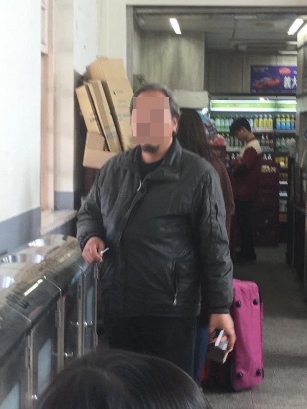 新竹火車站周邊近期出現一名留鬍子、身材壯碩的乞討哥。（圖擷取自臉書新竹爆料公社）