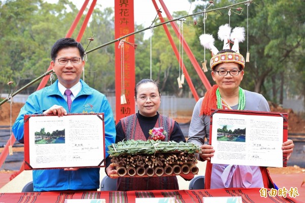 林佳龍（左一）在原住民族委員會副主委伊萬‧納威（中）見證下，與阿美族馬太鞍部落會議主席代表拉藍‧吾那克進行「Palakaw─巴拉告傳統捕魚技藝工法」，的授權簽約儀式。（記者張軒哲攝）