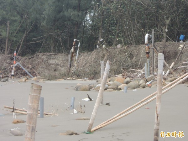 竹北市新月沙灣的沙子被海浪帶走了，位在岸邊的烏魚養殖場抽水設備裸露。（記者廖雪茹攝）