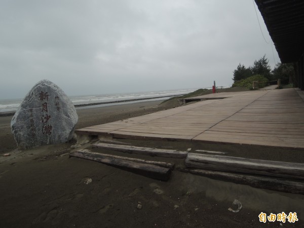 今！竹北市知名景點新月沙灣因海水沖刷、掏空，海岸線退縮，近幾個月尤其嚴重，已侵蝕到觀景台和保安林。（記者廖雪茹攝）