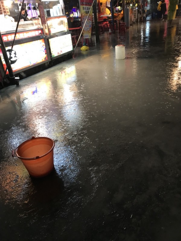 台灣燈會美食攤位場地因雨積水。（記者林宜樟翻攝）