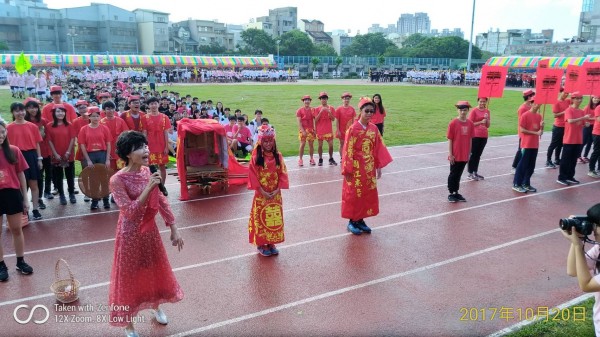 竹北高中數理專長班積極參與學校活動，即時升上高三，校慶時仍發揮創意粉墨進場。（王藝錡提供）