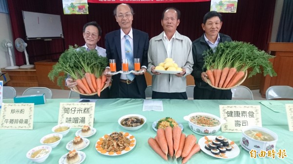 南市農業局農會輔導科長郭德偉（左起）、將軍農會總幹事吳明成、將軍區農會理事長王新忠等人為將軍胡蘿蔔節宣傳行銷。（記者楊金城攝）