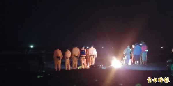 宜蘭壯圍海邊驚見浮屍,卡漁網被漁民發現。(記者簡惠茹攝) 宜蘭壯圍海邊驚見浮屍,卡漁網被漁民發現。(記者簡惠茹攝)