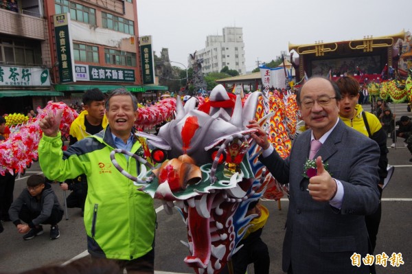 柯建銘（右）、邱炳坤（左）為祥龍開光點睛。（記者蔡政珉攝）