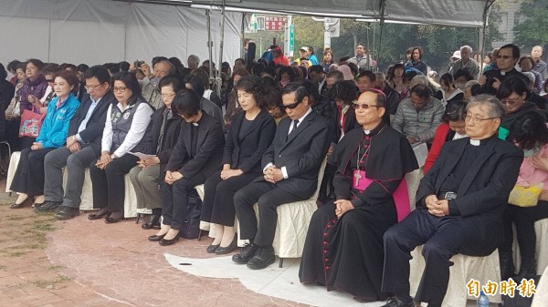 嘉義市長涂醒哲（前排右3）、監察院長張博雅（前排右6）等人參加228事件71週年追思紀念會。（記者丁偉杰攝）