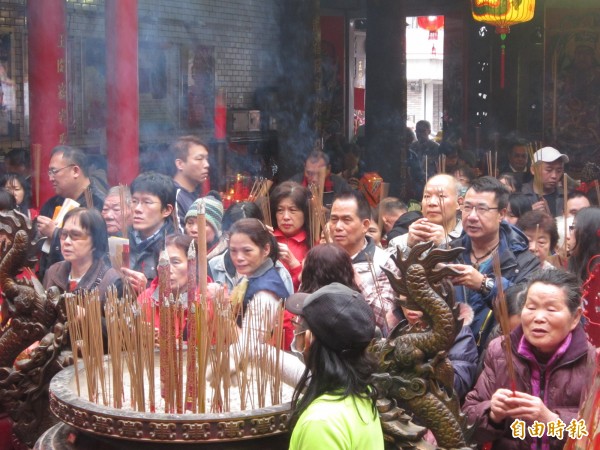 今天是初九天公生日，主祀玉皇大帝的「玉元宮」，一早就湧入大批信徒燒香拜拜。（記者謝武雄攝）