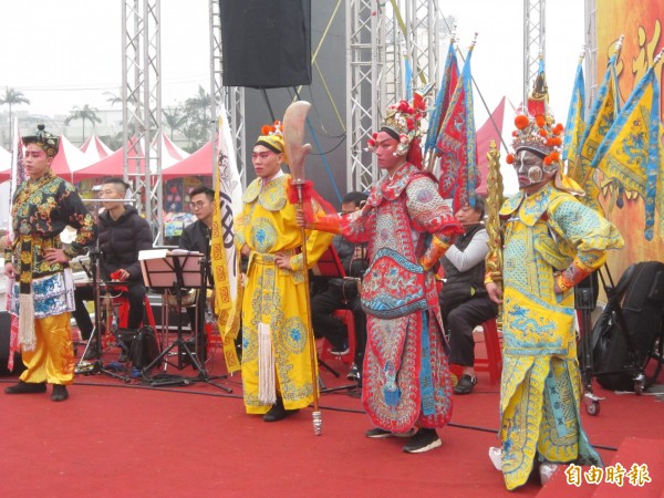 天庭的文武官員為玉皇大帝祝壽。（記者謝武雄攝）