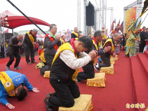 祈天大典儀式，祭祀者行三跪九叩大禮。（記者謝武雄攝）