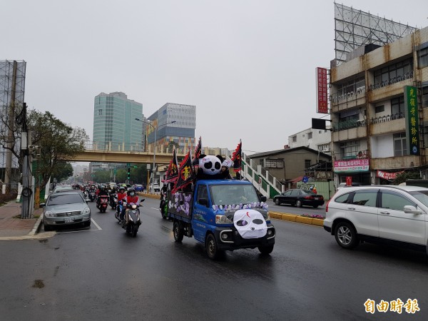 清大也不甘示弱，派出吸睛吉祥物貓熊公仔坐陣前導車，大喊「清大必勝！」（記者王駿杰攝）