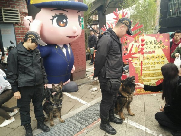 警犬在萬華分局漢中街派出所前與民眾互動。（記者劉慶侯翻攝）