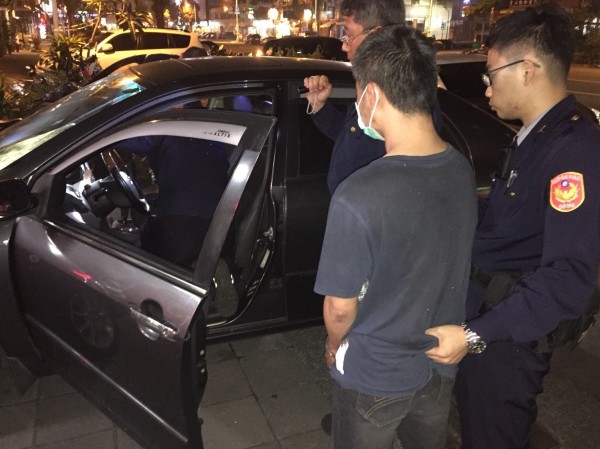 高雄警方逮捕李嫌（中），當時他還駕駛被害人的汽車（左）。（記者洪定宏翻攝）