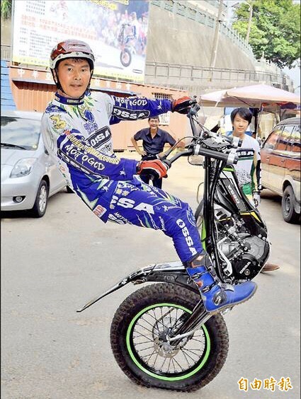 「亞洲車神」陳雙全因技術摩托車特技闖出名號。（記者李容萍攝）