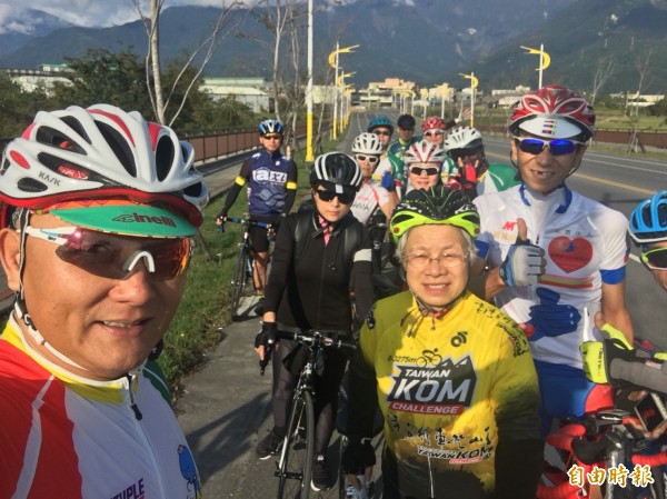 叶佐枝子女士已經67歲但熱愛運動，身體健康，跟著花蓮的車隊從七星潭騎到太魯閣。（記者花孟璟攝）