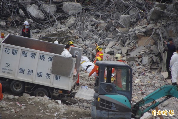 花蓮地震造成17人死亡，最後2名罹難者丁文昌及妻子遺體今天下午2點被挖出。（記者王錦義攝）