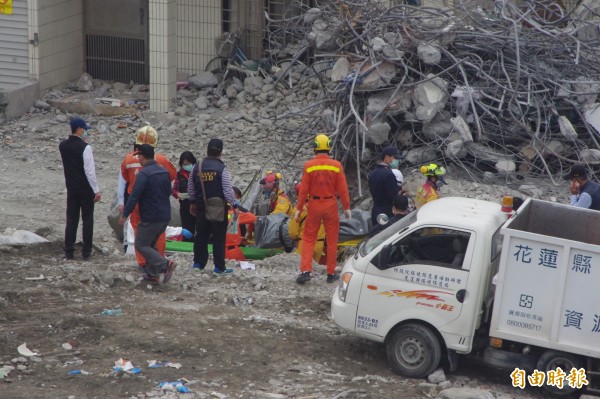 花蓮地震造成17人死亡，最後2名罹難者丁文昌及妻子遺體今天下午被挖出。（記者王錦義攝）