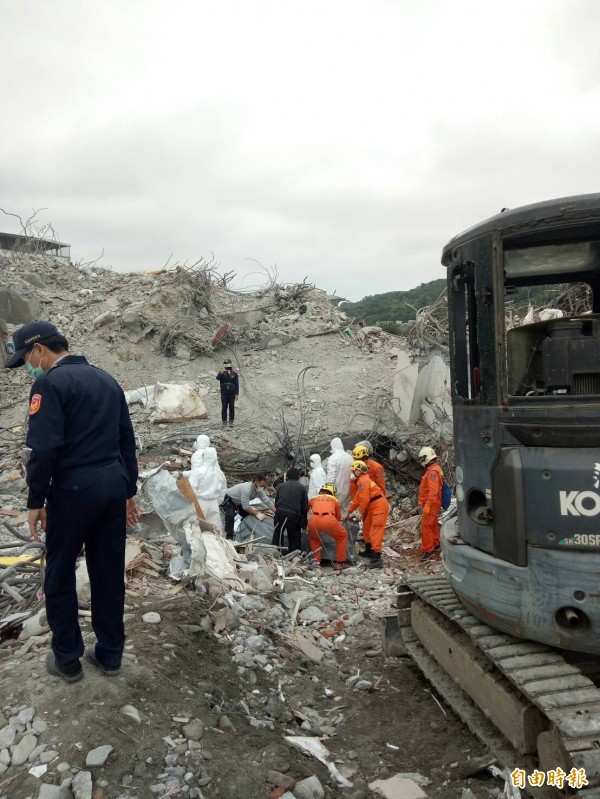 花蓮地震造成17人死亡，最後2名罹難者丁文昌及妻子遺體今天下午被挖出。（記者王錦義攝）