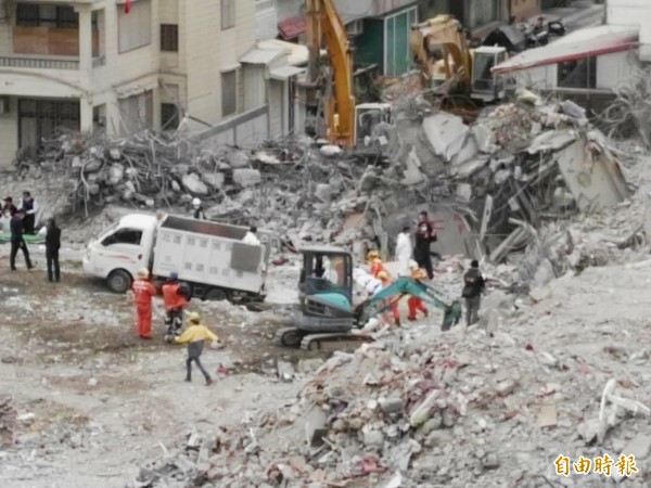 花蓮地震造成17人死亡，最後2名罹難者丁文昌及妻子遺體今天下午2點被挖出。（記者王錦義攝）