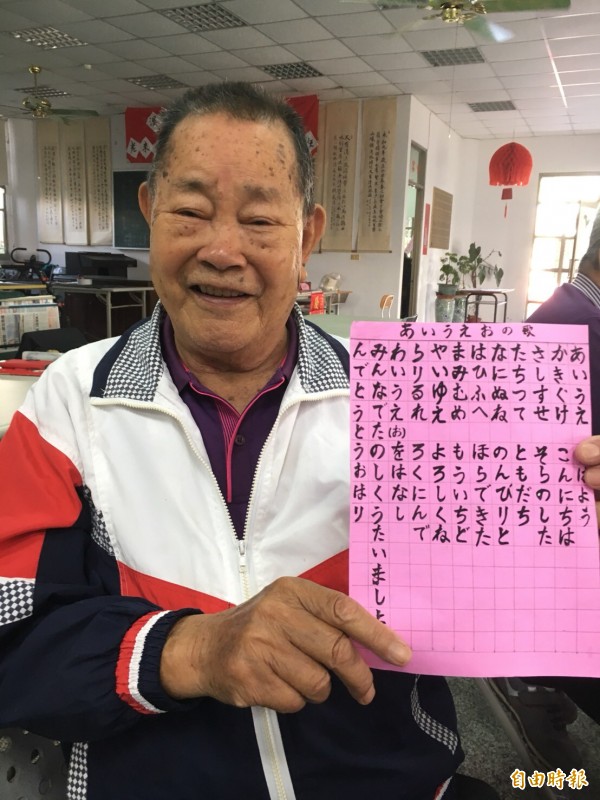 92歲的黃學壽樂在日語學習。（記者顏宏駿攝）