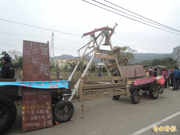 台灣耕牛文化協會展示各種古早耕具。（記者廖雪茹攝）