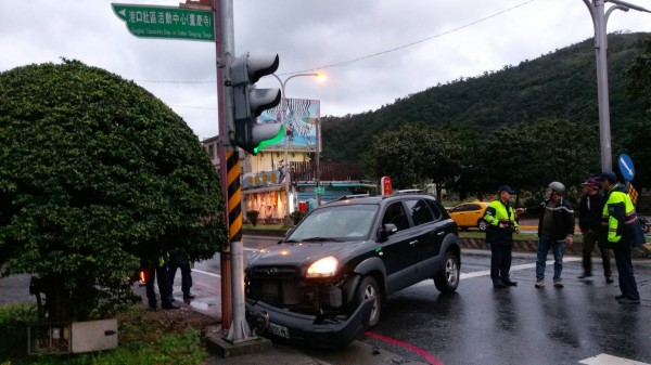 頭城男子載媽媽回家途中，疑不慎自撞無生命徵象急救中。（記者簡惠茹翻攝）