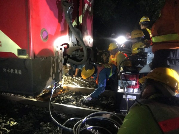 阿里山森林鐵路小火車第312次列車昨下午3點56分行經樟腦寮段19.7公里處時,發生第2節車廂車輪脫軌意外,圖為森鐵處人員搶修畫面。(台鐵局提供)