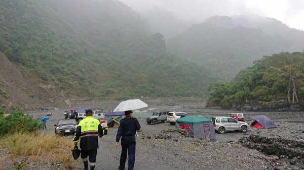 大武警分局員警到金峰溫泉勸離擅闖遊客。（記者王秀亭翻攝）