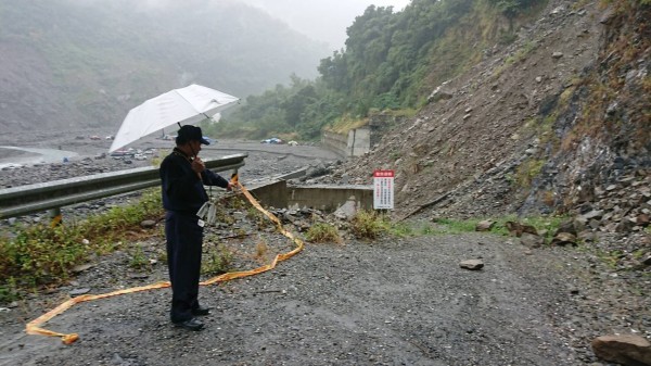 金峰鄉公所在通往山區的路口設禁止進入告示牌，遊客卻無視進入。（記者王秀亭翻攝）