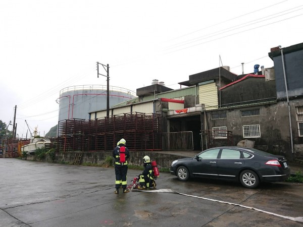 宜蘭縣南方澳一家工廠傳出氨氣外洩，消防隊前往搶救監控中。（記者張議晨翻攝）