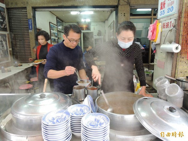 玉芬米粉焿店裡熱氣騰騰，香氣四溢。（記者江志雄攝）