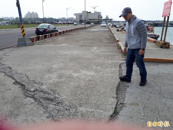 新竹漁港港區內人行道路積水及破損和凹凸不平的情形，將獲改善。（記者洪美秀攝）