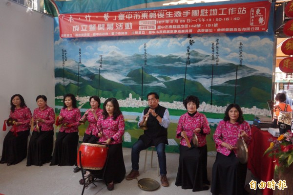 東勢後生添手團成立，在地的客家表演團隊紛上場演出。（記者歐素美攝）