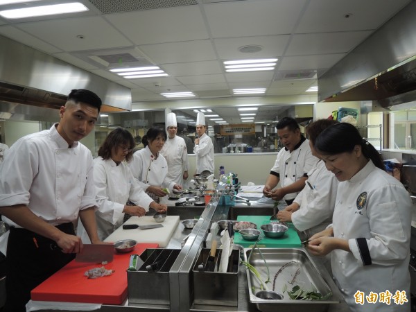 不受少子化衝擊,新竹市玄奘大學持續投資教學設備及資源,今年還獲教育部3900萬元深耕教學經費,也投入餐旅系的實習會館及創客空間,鼓勵學生勇敢追夢及學習。(記者洪美秀攝)