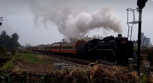 蒸汽火車頭的氣魄劇力萬鈞。（民眾提供）