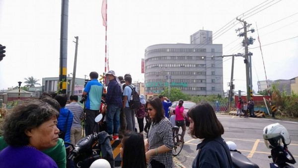 正港的「火車」魅力無遠弗屆，平交道外擠滿許多民眾搶拍。（民眾提供）