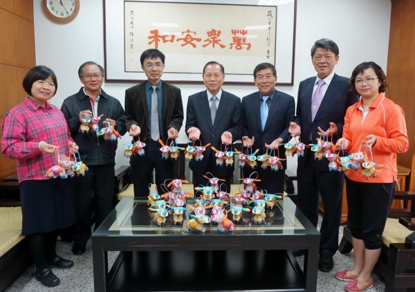 萬和宮董事長蕭清杰（左4）決意本年加碼製作小提燈。（萬和宮供應）                             