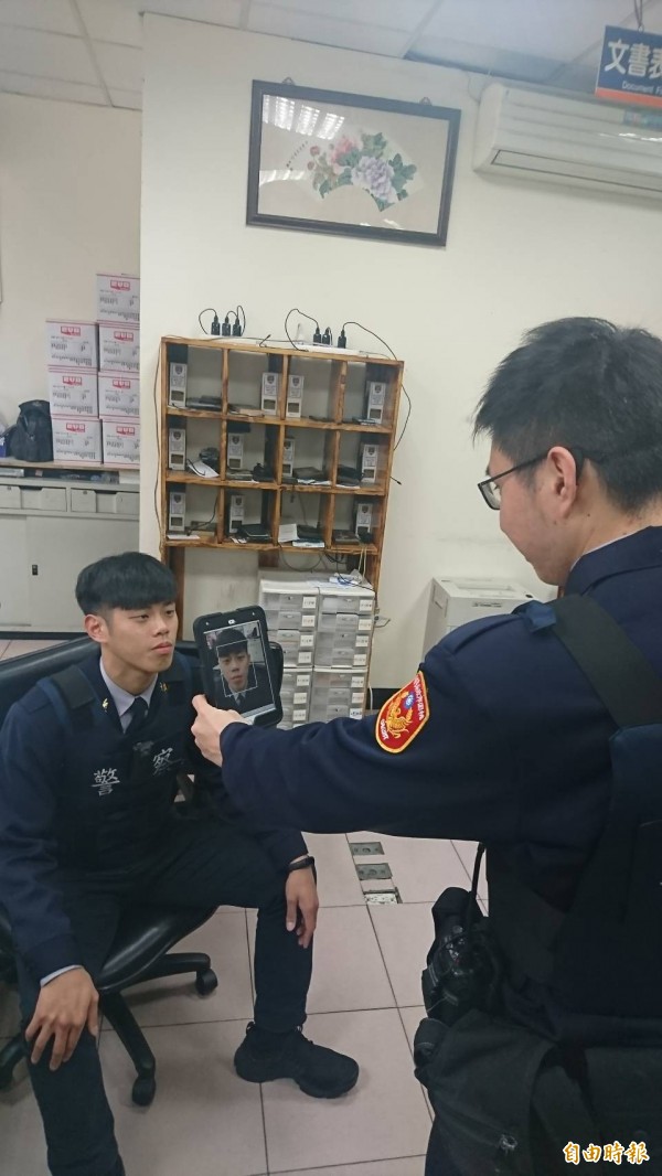 員警模擬操作人臉辨識系統。（記者許倬勛攝）