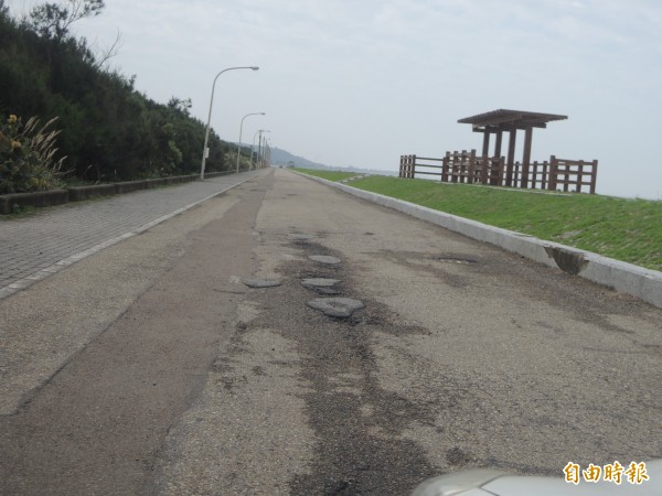 新豐鄉觀海大道的防汛道路路面有多處坑洞，影響用路人的通行安全，民眾希望管理單位儘快改善。（記者廖雪茹攝）