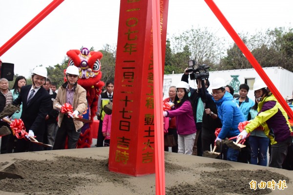 彰化縣烏溪堤岸道路工程今天開工。（記者劉曉欣攝）