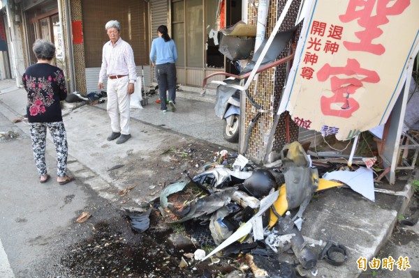 車禍現場一片狼藉。（記者蘇福男攝）