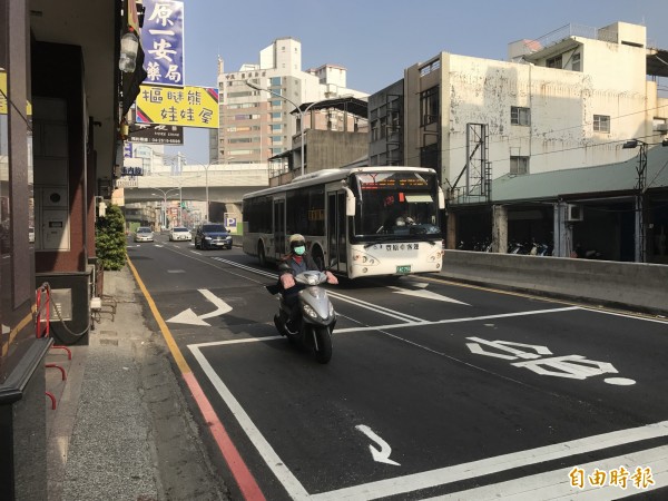 豐原向陽路地下道填平，已將兩側鋪平，並完成交通標線劃設。（記者李忠憲攝）