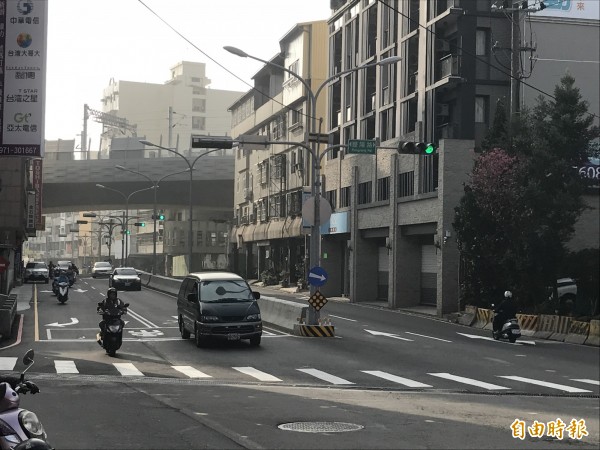 豐原向陽路地下道填平，已將兩側鋪平，並完成交通標線劃設。（記者李忠憲攝）